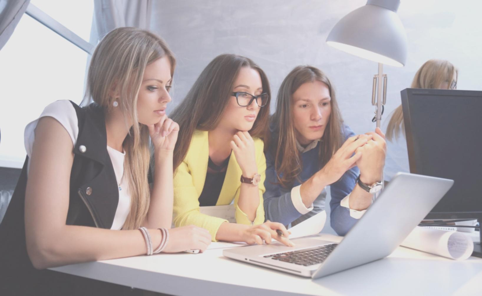 Profesionales colaborando en proyectos de formación en belleza